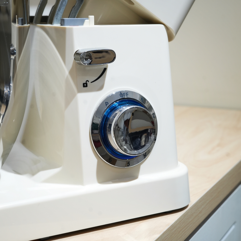 عجانة كهربائية| سعة 10 لتر | لون ابيض